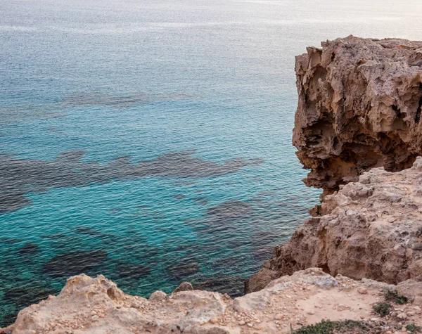 Skały i azure niebieski woda, Cape Greco, Cypr — Zdjęcie stockowe