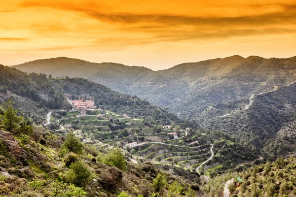 Hermosa puesta de sol brillante en las montañas en Chipre, un popular de —  Fotos de Stock
