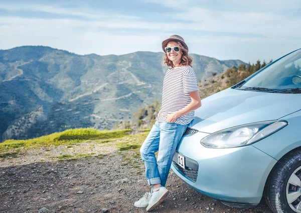 Schöne stilvolle junge Mädchen reist mit dem Auto, Sommerreisen, kostenlos — Stockfoto