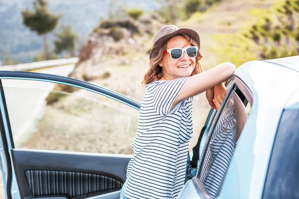 Resor - ung vacker hipster kvinna i hatt resa med bil, ren — Stockfoto