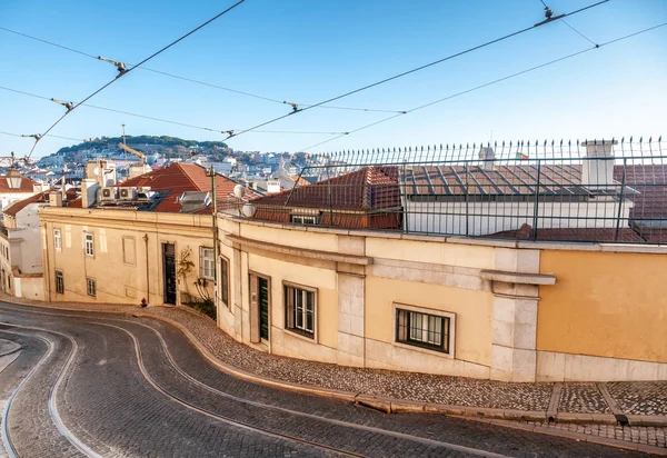 リスボンの歴史的な中心部の旧市街の通り、 — ストック写真