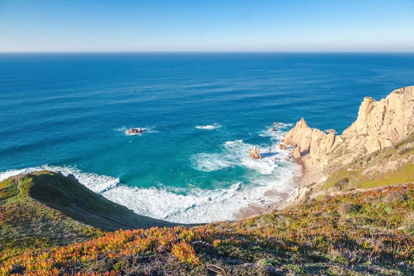 Kliffen en rotsen van Cabo da Roca, prachtige oceaan landschap — Stockfoto