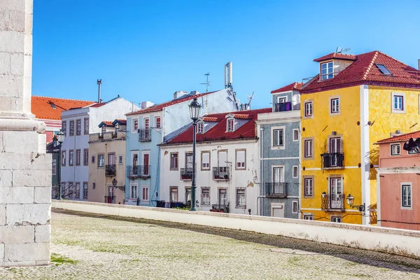 Lisboa, paisaje urbano luminoso, casas coloridas en el barrio de Alfama — Foto de Stock