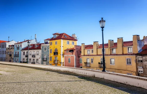 Lisboa, paisaje urbano luminoso, casas coloridas en el barrio de Alfama — Foto de Stock