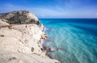 Akdeniz kıyıları ile parlak mavi masmavi su