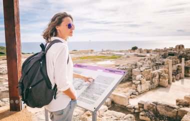 Arkeoloji m-genç çekici turist kız yürüyor