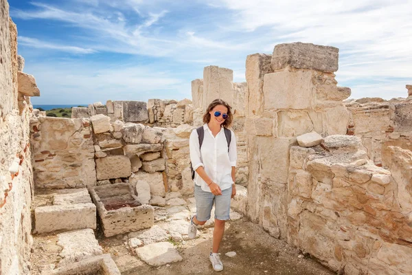 Νέων ελκυστικών τουριστικών κορίτσι περπατά μέσα από τα αρχαιολογικά p — Φωτογραφία Αρχείου