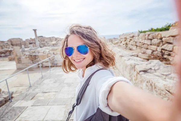 Νέων ελκυστικών τουριστικών κορίτσι κάνει selfie με φόντο ένα — Φωτογραφία Αρχείου