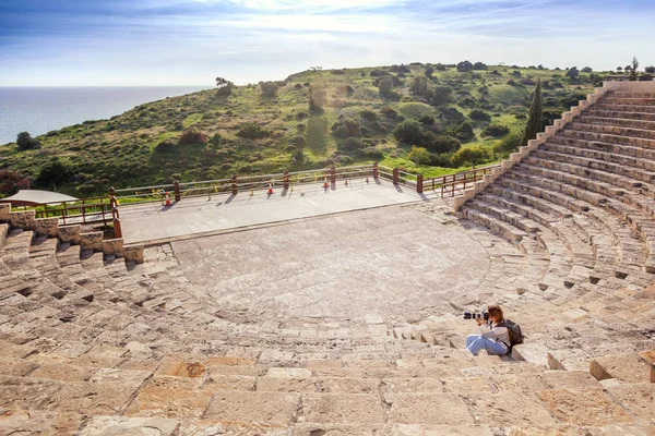 La fotógrafa con una cámara en los escalones del anfiteatro —  Fotos de Stock