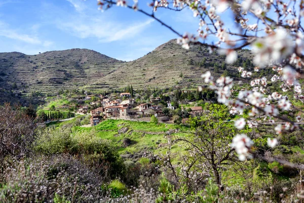 Prachtige lente landschap, een dorp Lazanias in de bergen — Stockfoto