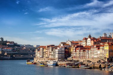 Porto, Portekiz 'in eski kasabası Douro Nehri' nin karşısından ufuk çizgisi.