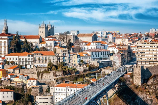 Porto, Portugal Ciudad Vieja skyline desde el otro lado del río Duero. — Foto de Stock