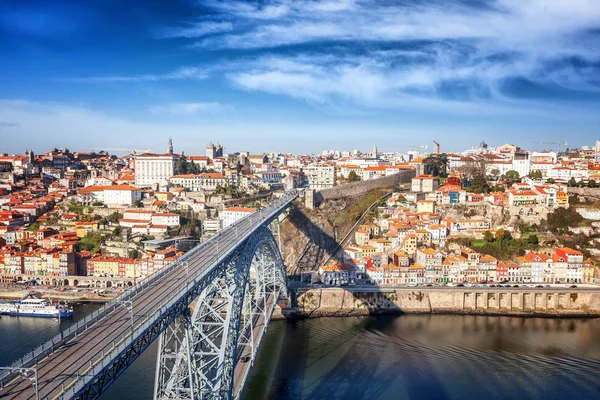 Porto, Portugal Altstadtsilhouette von der anderen Seite des Douro. — Stockfoto