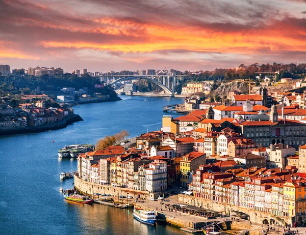 Porto, portugiesische Altstadtsilhouette bei Sonnenuntergang, wunderschönes Stadtbild — Stockfoto