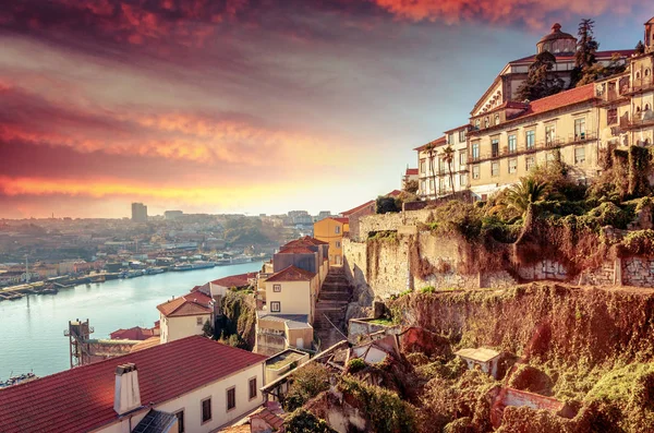 Porto, Portugal casco antiguo horizonte al atardecer, hermoso paisaje urbano — Foto de Stock