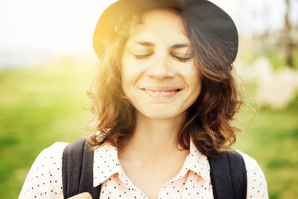 Portrait of a beautiful young woman hipster girl in a hat blinki — Stock Photo, Image