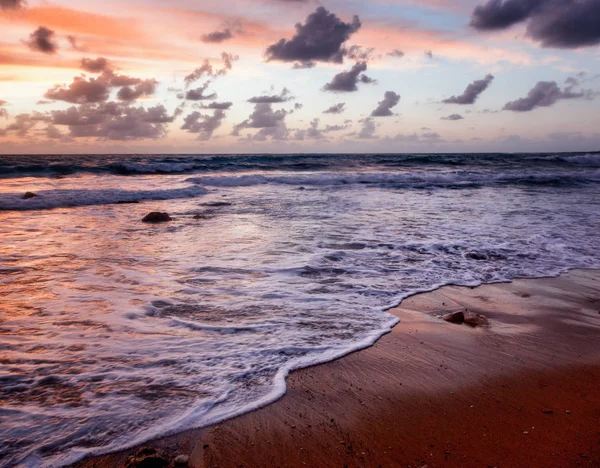 Fantastico tramonto colorato mozzafiato in riva al mare, onde e sole — Foto Stock