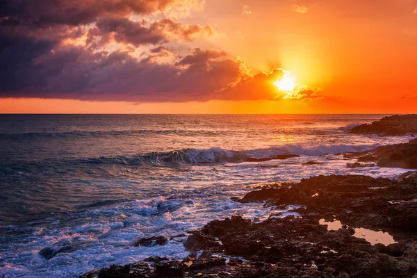 Fantastic uimitor apus de soare colorat de mare, valuri și soare — Fotografie, imagine de stoc