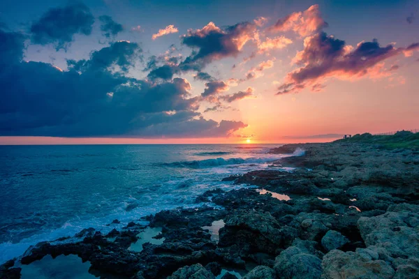 Fantastico tramonto colorato mozzafiato in riva al mare, onde e sole — Foto Stock