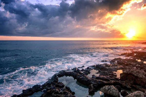 Φανταστική εντυπωσιακό πολύχρωμο ηλιοβασίλεμα από την θάλασσα, κύματα και sunligh — Φωτογραφία Αρχείου