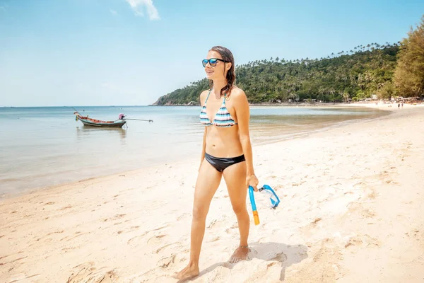 Mooie jonge vrouw wandelen langs een prachtige tropische zandstrand b — Stockfoto