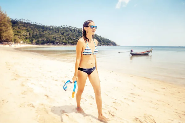 Молодая женщина, идущая по красивому песчаному пляжу — стоковое фото