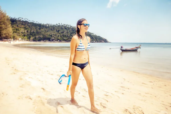 Mooie jonge vrouw wandelen langs een prachtige tropische zandstrand b — Stockfoto