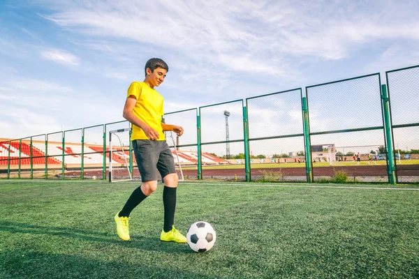 Азіатський підліток на футбольну поля з м'ячем, спорт і введіть — стокове фото