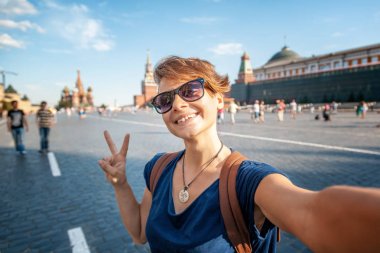 Güzel genç kadın kız hipster kırmızı Meydanı'nda selfie yapar