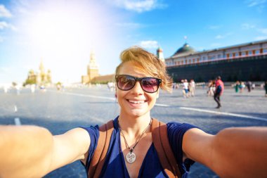 Güzel genç kadın kız hipster kırmızı Meydanı'nda selfie yapar