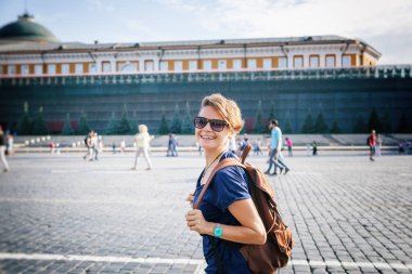 Güzel genç kız öğrencinin Kızıl Meydan'de Moskova'da, tr yürür