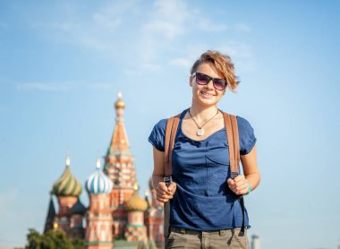 Güzel genç kız öğrencinin Kızıl Meydan'de Moskova'da, tr yürür