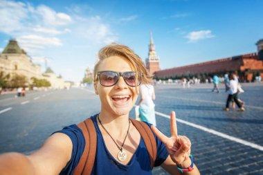 Güzel genç kadın kız hipster kırmızı Meydanı'nda selfie yapar