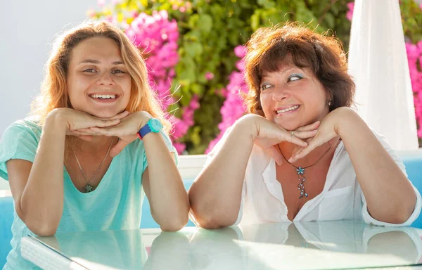 Portrait of a mature woman and her adult daughter outdoor. Famil — Stock Photo, Image