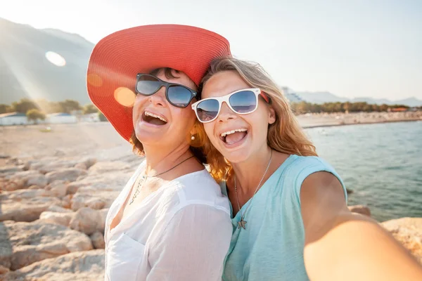 An attractive middle-aged woman with her adult daughter doing se — Stock Photo, Image