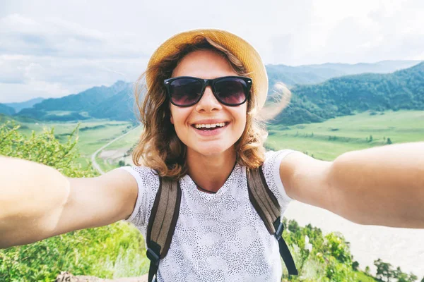 Beautiful happy girl traveler makes selfi while traveling in the — Stock Photo, Image