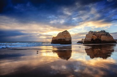 Günbatımı, Algarve, Portekiz Atlantik sahilinde. Güzel çarpıcı 