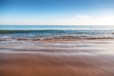 okyanus kıyısında, kum plaj ve köpüklü dalgalar, güzel doğal vacat