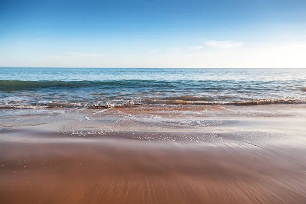 Ωκεανού ακτή, παραλία με άμμο και αφρισμένα κύματα, όμορφο φυσικό vacat — Φωτογραφία Αρχείου