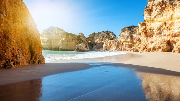 Deslumbrante bela paisagem brilhante, falésias do Algarve no th — Fotografia de Stock