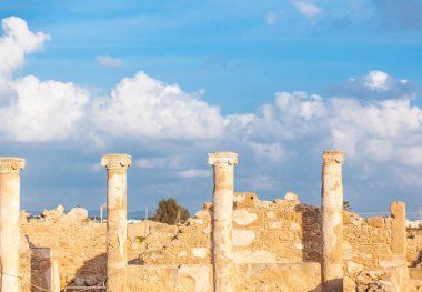 Mavi gökyüzü, Arkeoloji Park antik sütunlar