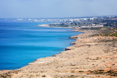 Ayia Napa, uçurumlar ve mavi deniz, ünlü resor görünümünü