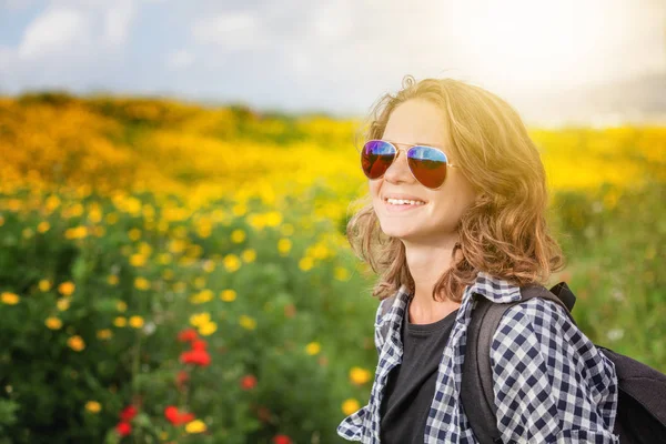 Bella giovane donna in occhiali da sole sullo sfondo di un — Foto Stock