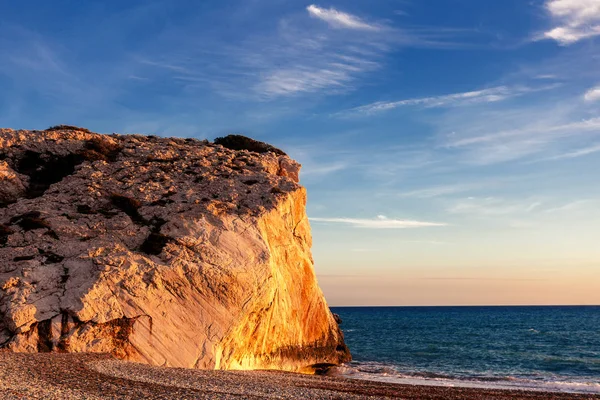 Aphrodite's stone adada deniz kenarında güzel gün batımı — Stok fotoğraf