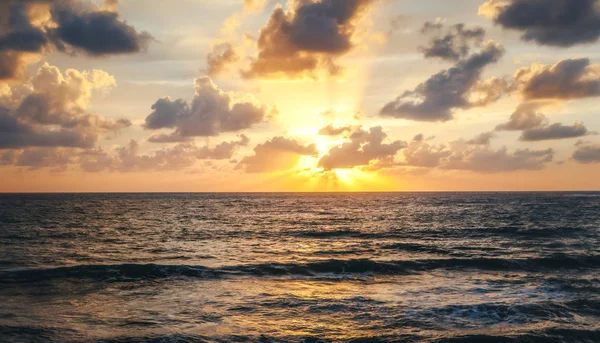 Heldere kleurrijke zonsondergang op de zee, prachtige landschap — Stockfoto