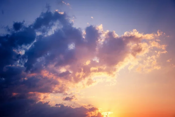 Luminoso cielo colorato tramonto, nuvole e raggi del sole, sfondo naturale — Foto Stock