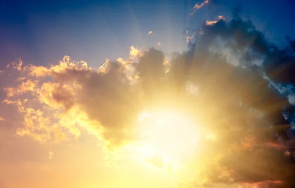 Parlak renkli günbatımı gökyüzü, bulutlar ve güneş ışınları, doğal backgro — Stok fotoğraf