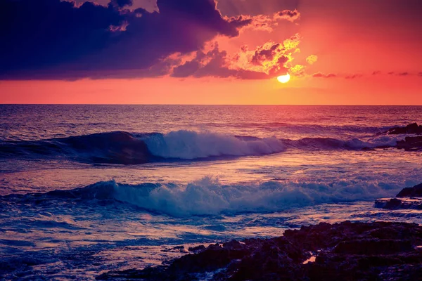 Fényes színes naplemente a tengerparton, gyönyörű táj — Stock Fotó