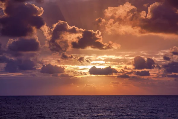 Heldere kleurrijke zonsondergang op de zee, prachtige landschap — Stockfoto