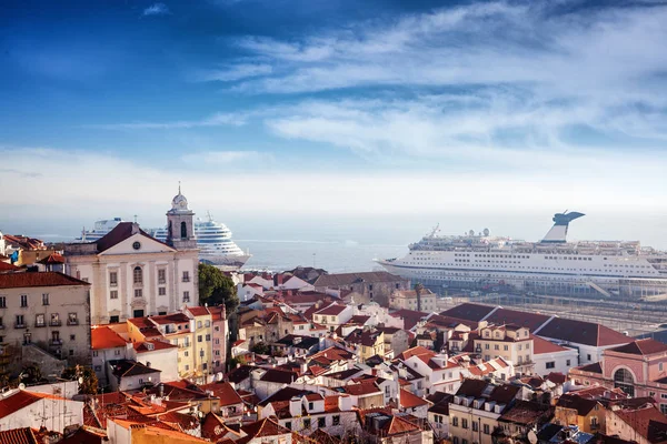 Bela paisagem urbana, vista de Lisboa, a capital de Portugal, cr — Fotografia de Stock